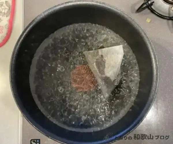 茶粥の作り方① ほうじ茶パックを煮出す