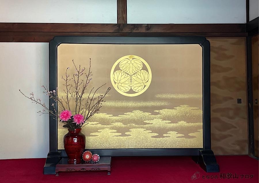 三つ葉葵の御紋の書かれた屏風