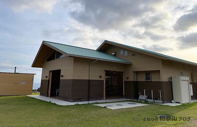 オーシャンビューサイトにはcamp knotの休憩棟にトイレと流しがあります。