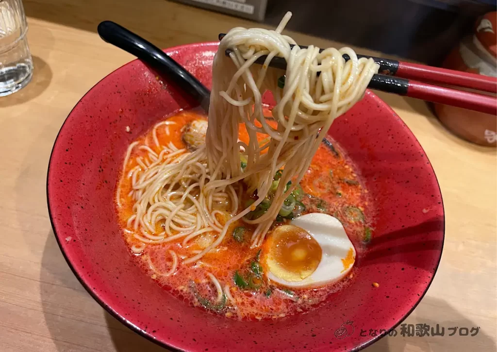 細目のストレート麺