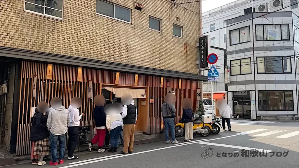まる万ラーメン九番丁店にできた行列の写真
