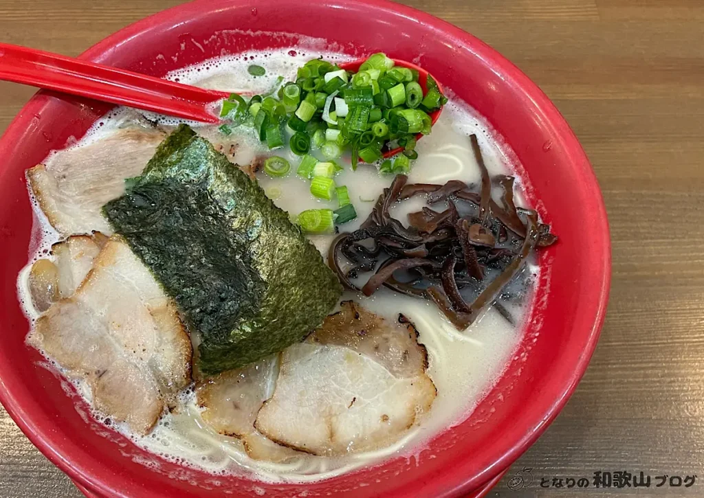 石田一龍のラーメンのトッピングはチャーシュー、ネギ、キクラゲ、のりとなっています