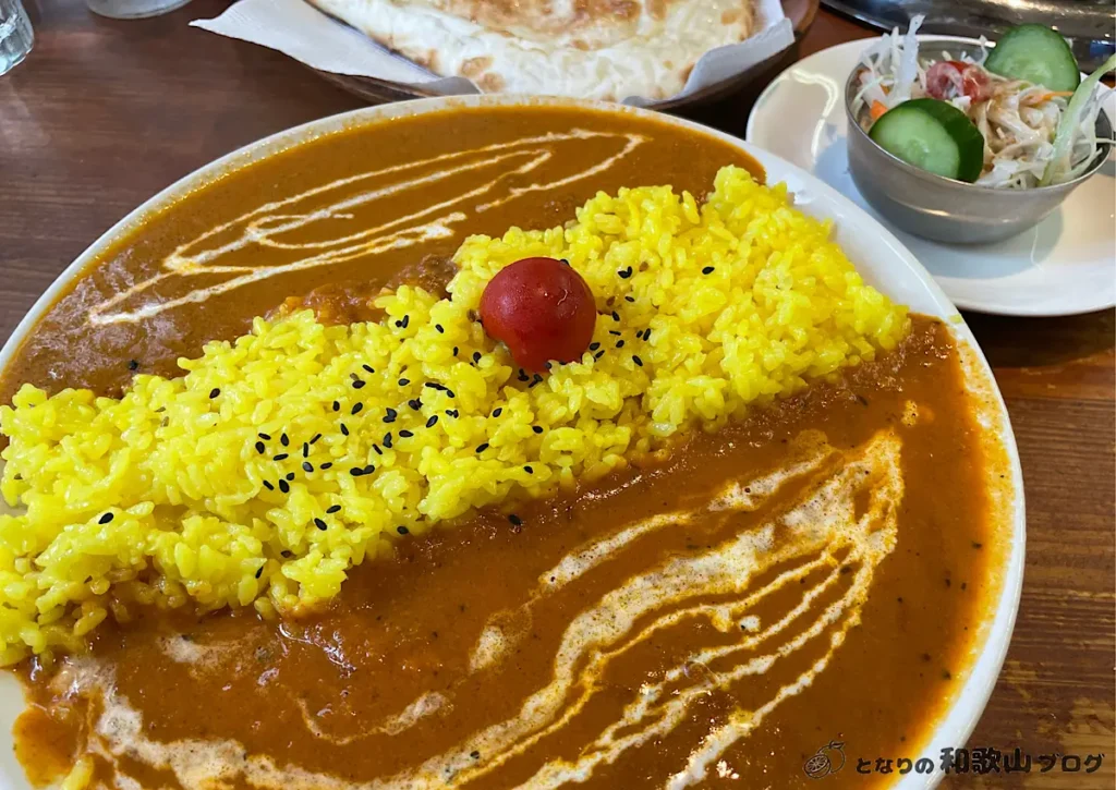 クシュクシュ岩出店の二種あいがけカレーライス