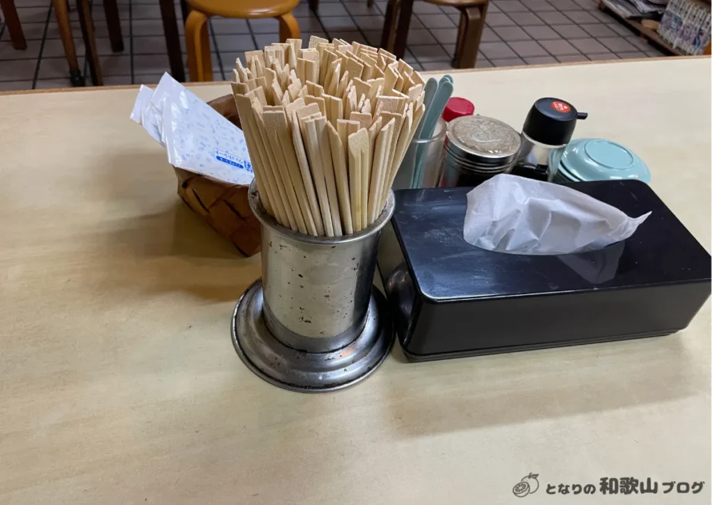 丸竹中華そばは長机に向かい合って座る