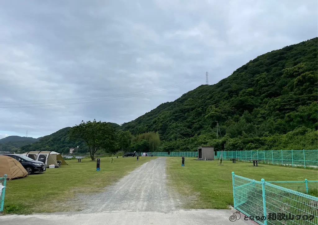 右側が10×15サイト2区画、各約150平方m