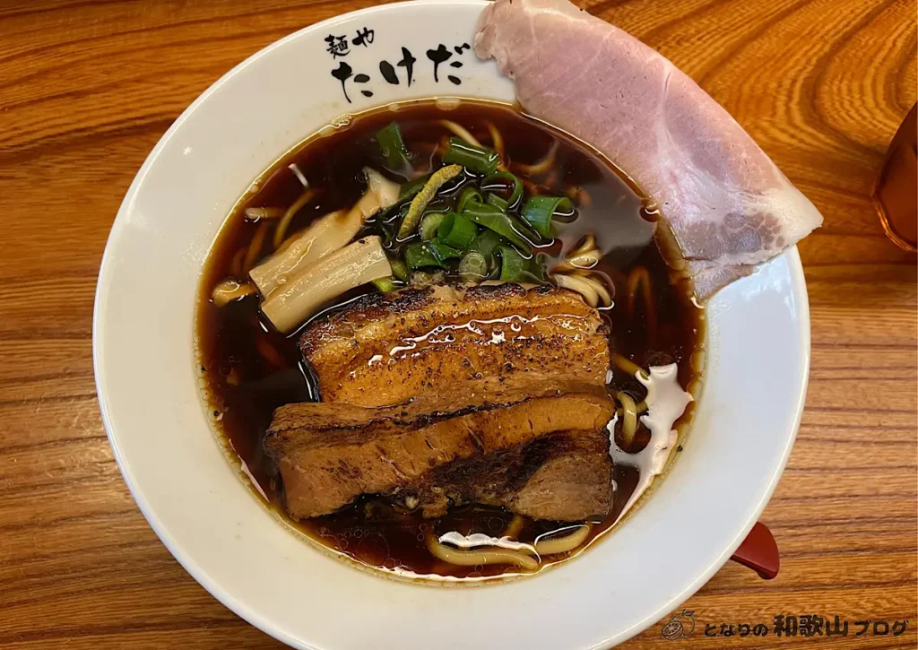 魚介系だしと醤油スープの、コクのあるスープ。麺やたけだの「炙りチャーシューそば」