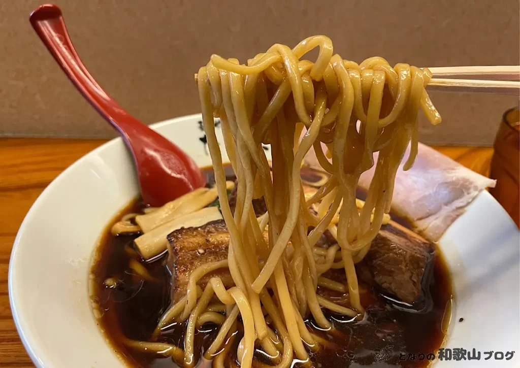 自家製の平打ち麺はスープとの相性も抜群