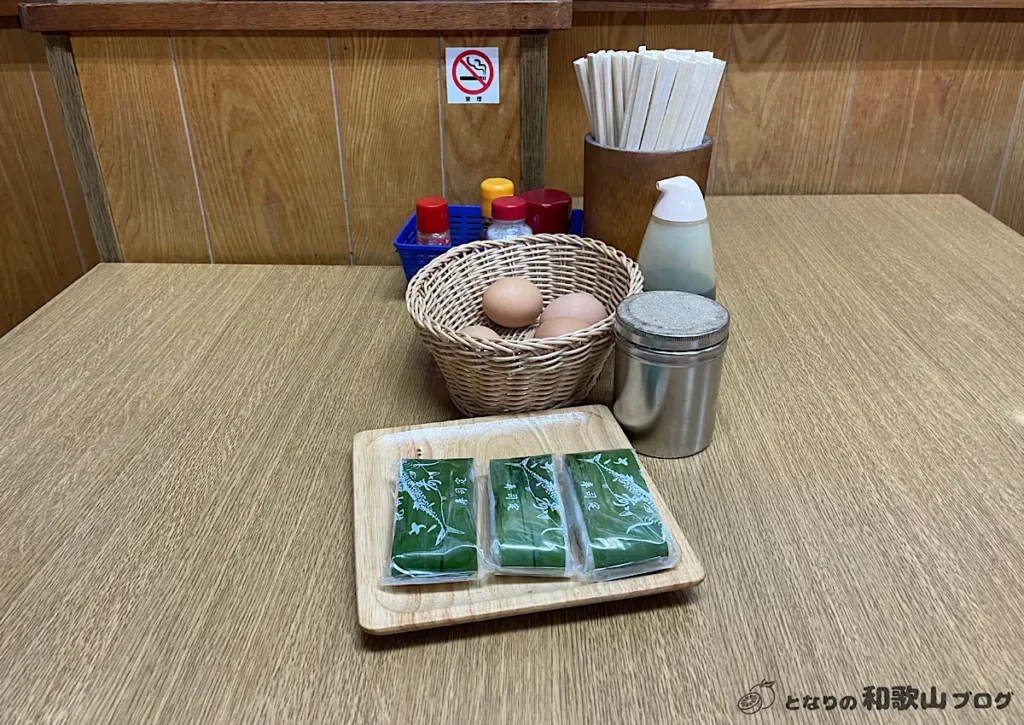 まるとくラーメン|卓上にはゆで玉子(70円)とささずし(170円)