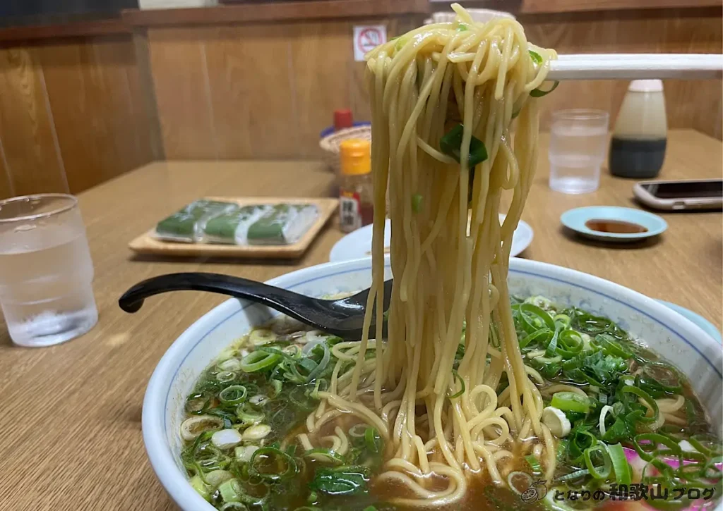 まるとくラーメン|麺はかなり柔らかめで弾力あり