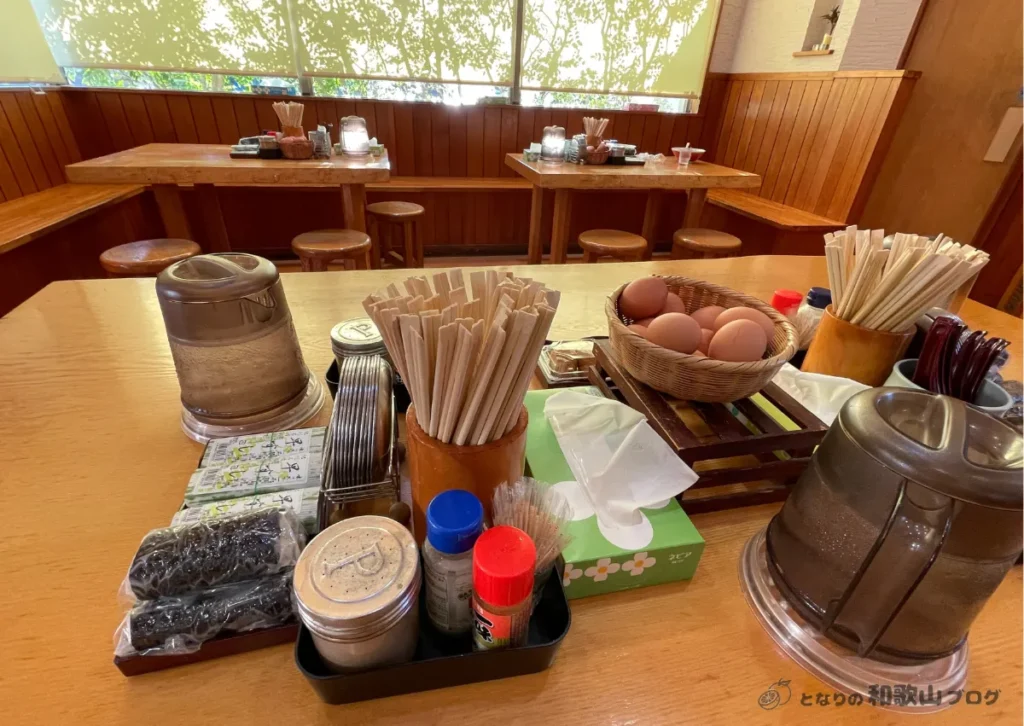 丸三(まるさん)の店内