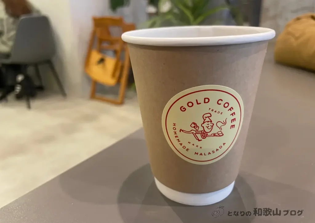 gold coffeeのロゴがついたブランドコーヒー