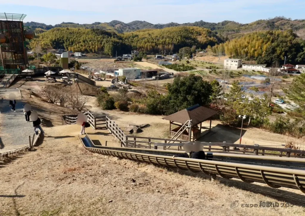 四季の郷公園の中でも一番高い「見晴らしの丘」から滑るすべり台