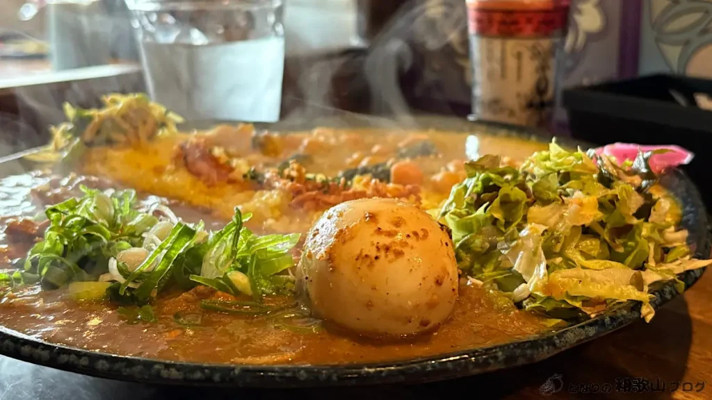 カレーに乗ったスパイス玉子