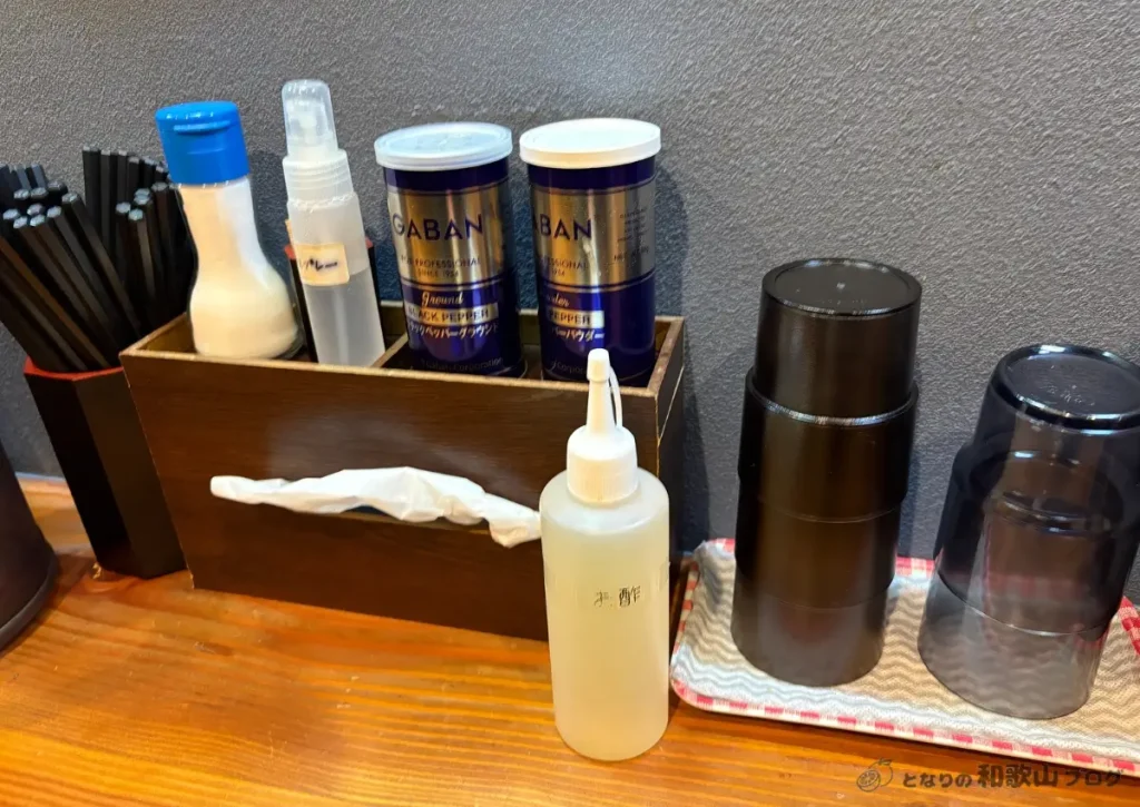 卓上の調味料や箸、コップ