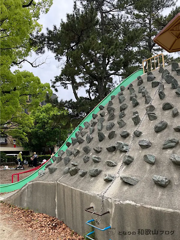 和歌山城隣にある「岡公園」の傾斜が急な滑り台