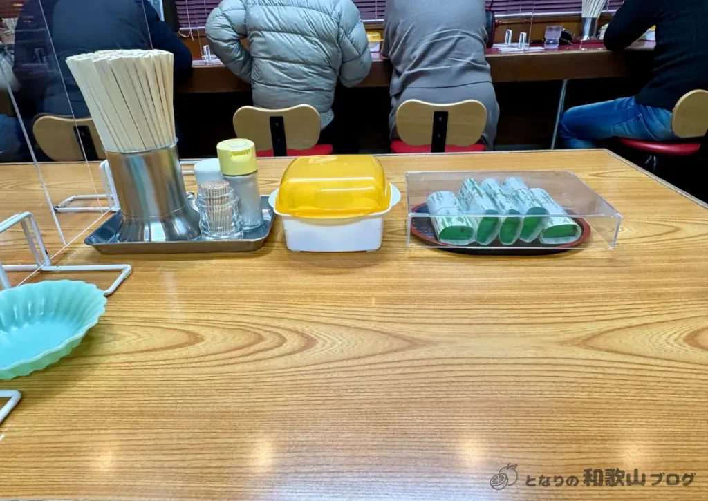 丸木（マルキ）中華そばのテーブル